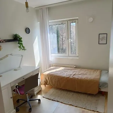 Cosy Space Close To Park Apartment Helsinki